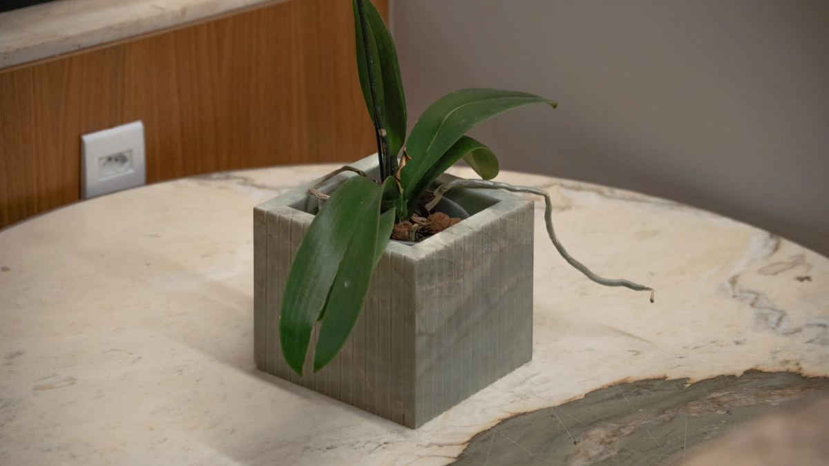 Peça em mármore Esmerald Green natural com veios verdes