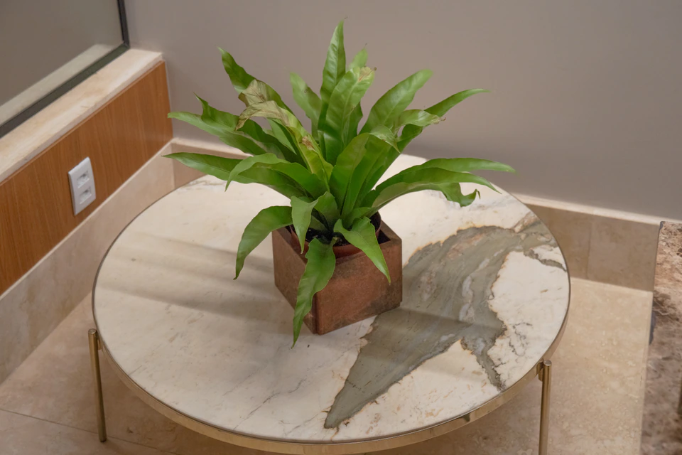 Peça finalizada em mármore Terracota montada em ambiente decorado