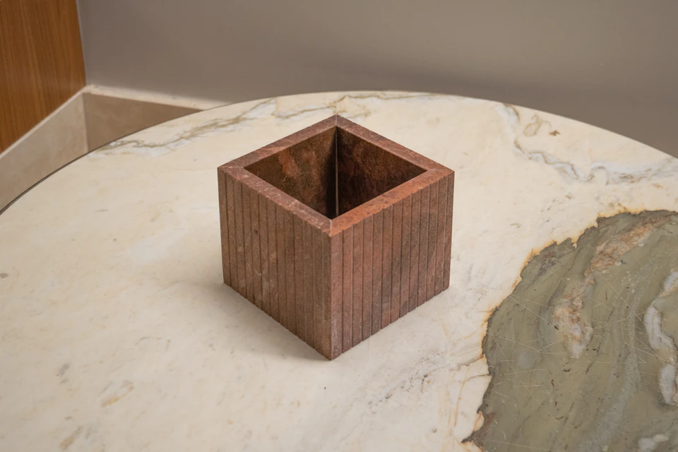 Acabamento frisado em mármore Terracota Frisado